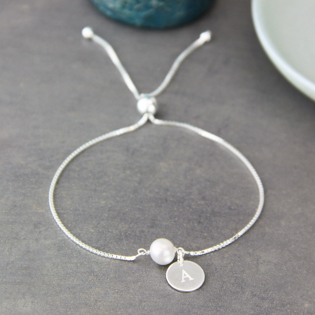 Silver pearl bracelet with engraved disc charm